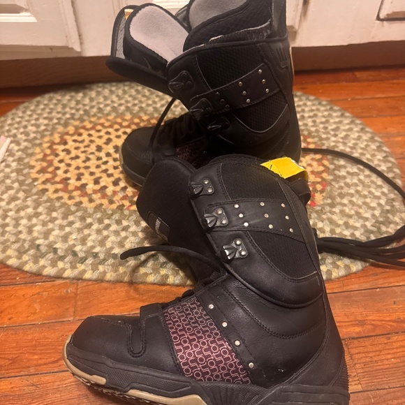 The Burton Sapphite snowboard size 6 boots. Black with purple accents. Durable a - Picture 3 of 14